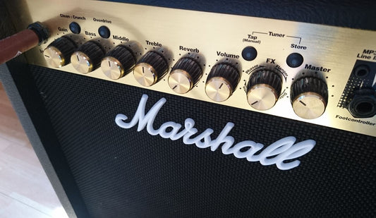 Guitar pedalboard with effects pedals for building a hybrid rig with amp captures and profiles